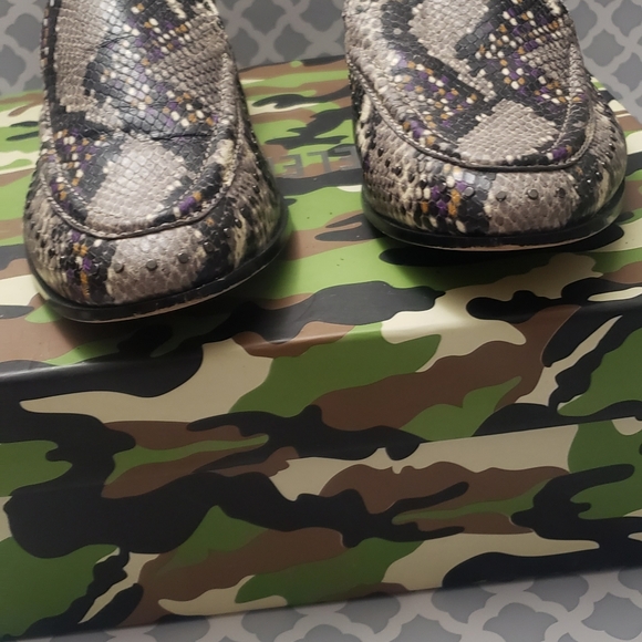 Vince Camuto Snake Skin Loafers 8. - Picture 3 of 4